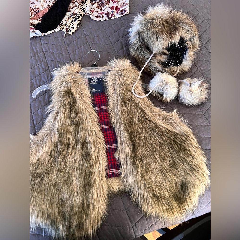 American Eagle faux fur vest and bonus matching hat Large